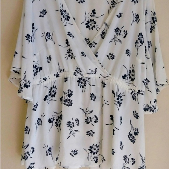 Torrid size 4 black and white floral deep v blouse top - Picture 1 of 5